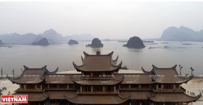 Với cảnh quan hùng vĩ bao quanh là núi và hồ nước, Khu du lịch văn hóa tâm linh chùa Tam Chúc được ví như là Vịnh Hạ Long trên cạn. (Ảnh: Tất Sơn) Trục du lịch tâm linh thu hút khách thập phương gần xa đến vãn cảnh ảnh 5