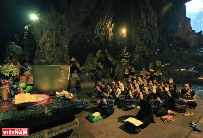 Vào mùa Xuân, phật tử khắp nơi lại hành hương về chùa Hương Tích bái Phật, muốn mọi điều may mắn. (Ảnh: Tất Sơn) Trục du lịch tâm linh thu hút khách thập phương gần xa đến vãn cảnh ảnh 4