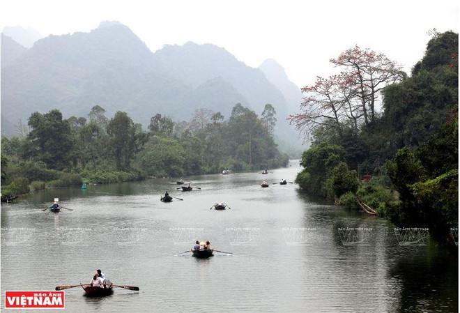 Du khách ngồi đò xuôi theo dòng suối Yến vào sáng sớm vãn cảnh đi lễ chùa Hương. (Ảnh: Tất Sơn) Trục du lịch tâm linh thu hút khách thập phương gần xa đến vãn cảnh ảnh 1