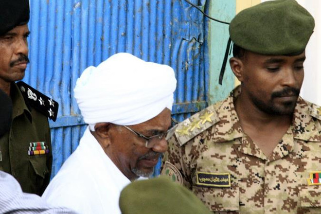 Lực lượng an ninh áp giải cựu Tổng thống Omar al-Bashir từ nhà tù Kober tới văn phòng công tố ở phía Bắc thủ đô Khartoum ngày 16/6 vừa qua. (Ảnh: AFP/TTXVN) Ân xá Quốc tế đề nghị dẫn độ cựu Tổng thống Sudan cho ICC ảnh 1