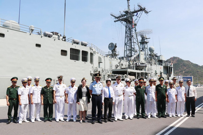 Đại diện Bộ Tư lệnh Hải quân Việt Nam và Ủy ban Nhân dân tỉnh Khánh Hòa chụp ảnh lưu niệm cùng Chỉ huy đội tàu Hải quân Hoàng gia Australia hồi tháng Năm vừa qua. (Ảnh: Tiên Minh/TTXVN) Chuyến thăm của Thủ tướng Australia sẽ tạo động lực, triển vọng mới ảnh 1