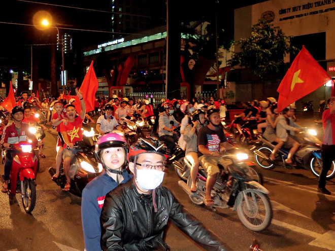 Công an Hà Nội dồn lực lượng đảm bảo trật tự đêm bán kết AFF Cup ảnh 1