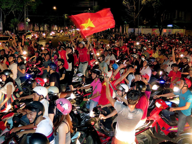 Để bạn bè thấy hình ảnh cổ động viên Việt Nam thân thiện, hiếu khách ảnh 1