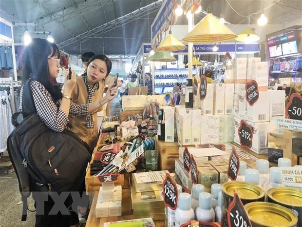 Giảm giá và khuyến khích người tiêu dùng sử dụng hàng Việt ảnh 2