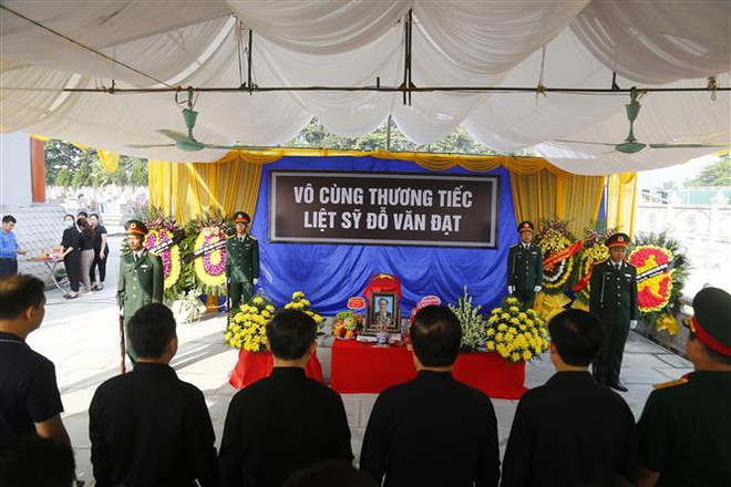 Lễ truy điệu và an táng hài cốt liệt sỹ-nhà báo Đỗ Văn Đạt. (Ảnh: Nam Sương/TTXVN) Truy điệu và an táng hài cốt Liệt sỹ-nhà báo TTXVN Đỗ Văn Đạt ảnh 1