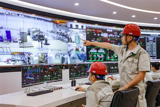 Quy trình xử lý rác để phát điện được tự động hóa tại Nhà máy Đốt rác phát điện Sóc Sơn. (Ảnh: Trung Nguyên/TTXVN) Nhà máy Đốt rác phát điện Sóc Sơn chính thức hòa lưới điện quốc gia ảnh 1