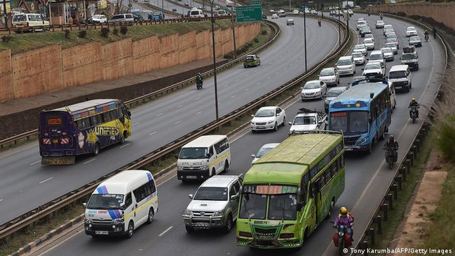 Xe cộ lưu thông trên mooth tuyến cao tốc tại Kenya. (Nguồn: Getty Images) Xe buýt lao khỏi cầu xuống sông, ít nhất 24 người thiệt mạng ảnh 1
