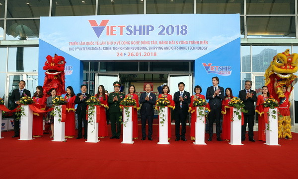 Lễ cắt băng khai mạc triển lãm. (Ảnh: Huy Hùng/TTXVN) Triển lãm Vietship 2018 thu hút nhiều doanh nghiệp nước ngoài tham gia ảnh 1