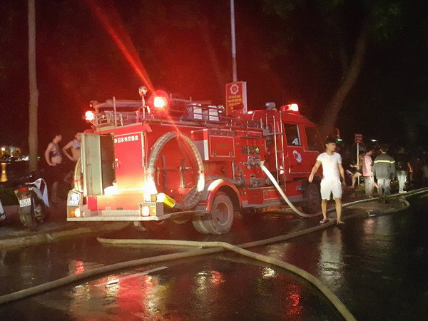 Dập tắt đám cháy tại bãi phế thải nhựa của Công ty Vĩnh Lộc ảnh 1