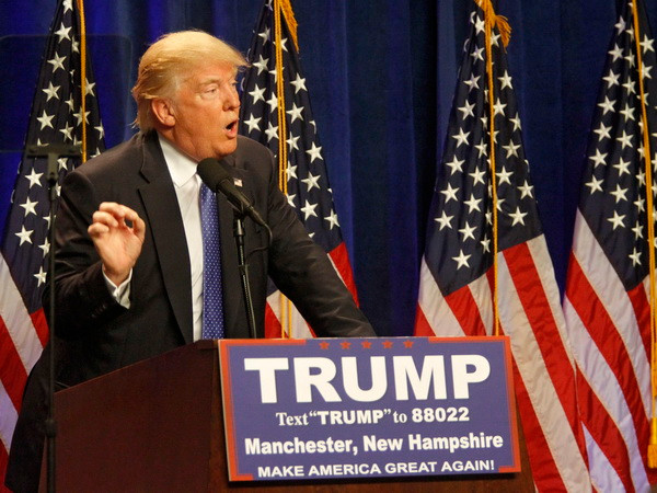 Ứng cử viên Tổng thống Donald Trump phát biểu trước những người ủng hộ tại Manchester, bang New Hampshire, Mỹ ngày 13/6 vừa qua. (Ảnh: EPA/TTXVN) Ông Donald Trump cấm phóng viên Washington Post tác nghiệp ảnh 1