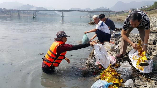 Những hành động đẹp trong ngày tiễn Táo quân về trời ở Hòa Bình ảnh 1