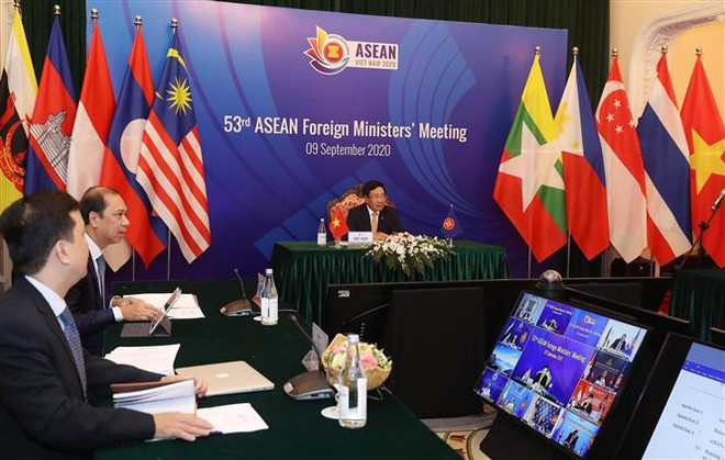 Phó Thủ tướng, Bộ trưởng Bộ Ngoại giao Phạm Bình Minh chủ trì Hội nghị Bộ trưởng Ngoại giao ASEAN lần thứ 53. (Ảnh: Lâm Khánh/TTXVN) AMM 53 tái khẳng định cam kết hợp tác ứng phó COVID-19 ảnh 1