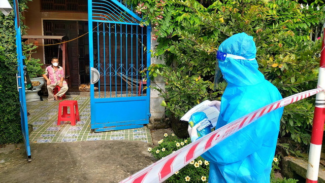 Lực lượng y tế cơ sở ở Cần Thơ nỗ lực vượt khó trong dịch COVID-19 ảnh 1