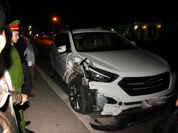 Xe tải mất lái tông thẳng vào ôtô 7 chỗ, 4 người thoát nạn ảnh 1