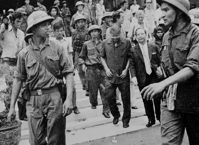 [Photo] Nhìn lại những hình ảnh hào hùng của ngày 30/4/1975 ảnh 2