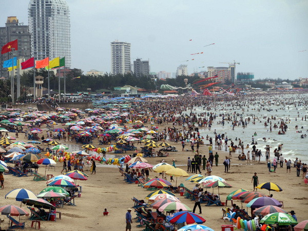 Các bãi tắm ở Vũng Tàu đông nghẹt du khách trong dịp lễ 30/4 ảnh 1