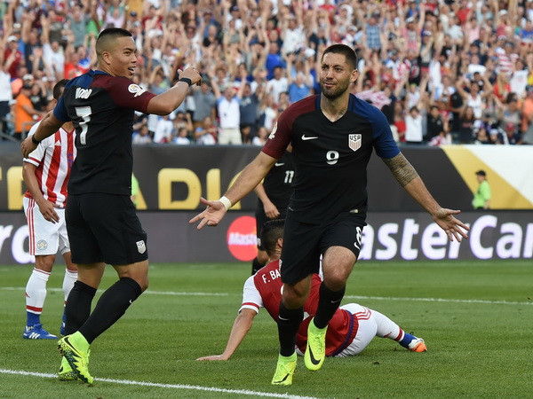 Tiền vệ Mỹ Clint Dempsey (số 8) lập công ghi bàn cho đội Mỹ trước đội Paraguay. (Nguồn: AFP/TTXVN) Vượt khó, Mỹ cùng với Colombia vào Tứ kết Copa America ảnh 1