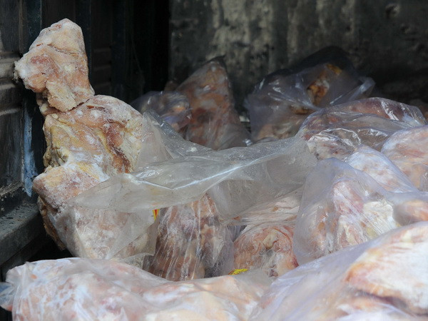 Bắt giữ gần 5 tạ vịt đông lạnh và xúc xích nhập lậu từ Trung Quốc ảnh 1