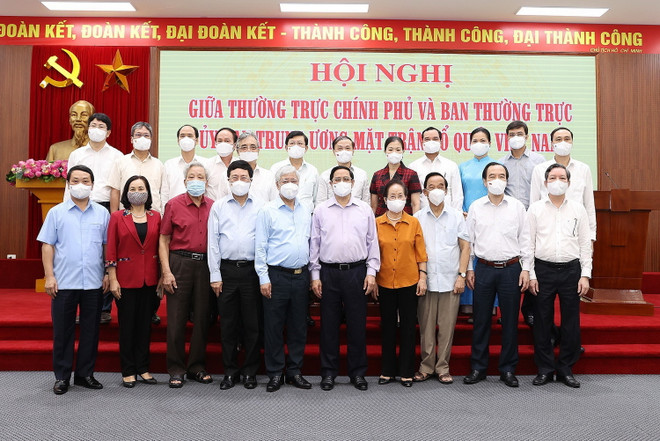 Thủ tướng Phạm Minh Chính, Phó Thủ tướng Thường trực Phạm Bình Minh, Chủ tịch Ủy ban Trung ương MTTQ Việt Nam Đỗ Văn Chiến và các đại biểu. (Ảnh: Dương Giang/TXVNN) Phối hợp giữa Chính phủ và Mặt trận Tổ quốc phù hợp lợi ích quốc gia ảnh 2