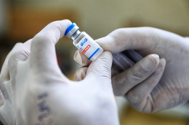 Vaccine Vero cell được tiêm cho người dân quận Long Biên, Hà Nội. (Ảnh: Thành Đạt/TTXVN) Bổ sung kinh phí mua 20 triệu liều vaccine phòng COVID-19 ảnh 1
