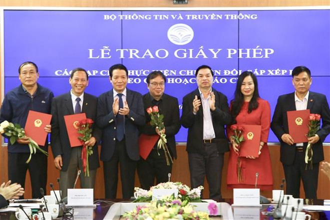 Trao giấy phép hoạt động cho 18 tạp chí chuyển đổi theo quy hoạch ảnh 1