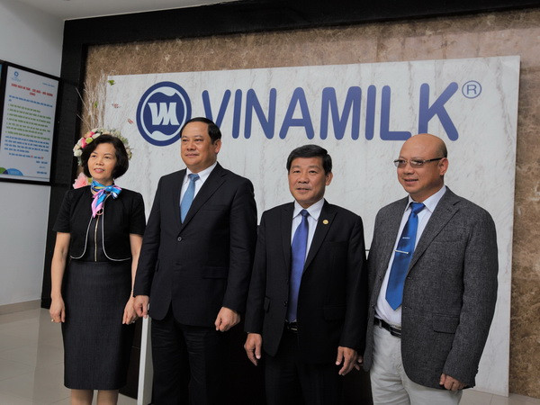 Phó Thủ tướng Lào thăm và làm việc tại Nhà máy Sữa Việt Nam ảnh 1