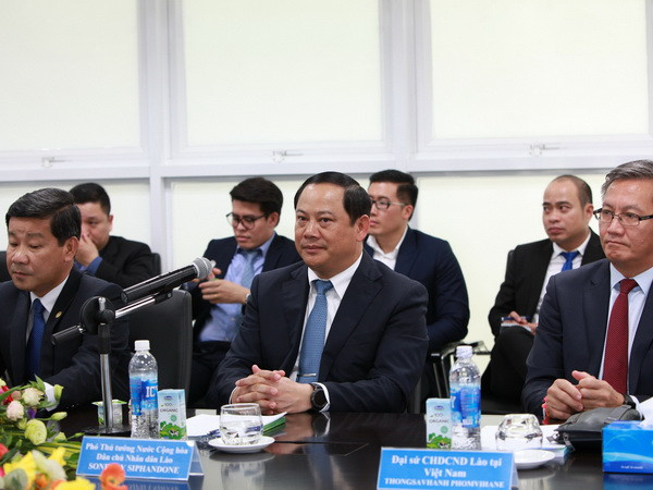 Phó Thủ tướng Lào thăm và làm việc tại Nhà máy Sữa Việt Nam ảnh 2