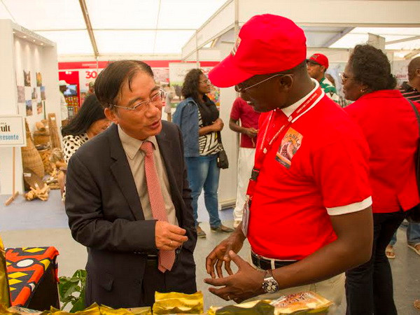 Đại sứ quán tại Angola thăm và làm việc với cộng đồng người Việt ảnh 1