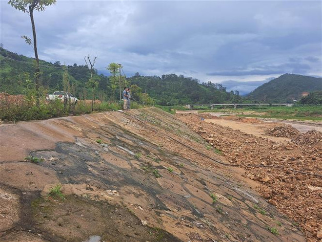 Hoàn thành khắc phục sạt lở bờ kè sông Pô Kô trước mùa lũ về ảnh 1