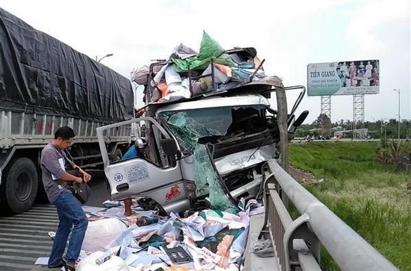 Tiền Giang: Tai nạn trên cầu Rạch Miễu, 2 người tử vong ảnh 1