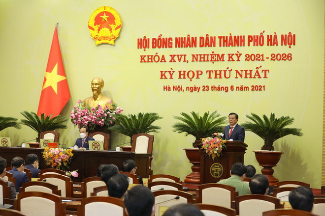 Ông Đinh Tiến Dũng, Ủy viên Bộ Chính trị, Bí thư Thành ủy Hà Nội phát biểu Kỳ họp thứ nhất để hoàn thiện các chức danh chủ chốt của HĐND, UBND và một số nhiệm vụ trọng tâm khác. (Ảnh: Nguyễn Điệp/TTXVN) Thí điểm bố trí chức danh đại biểu chuyên trách của HĐND Hà Nội ảnh 1