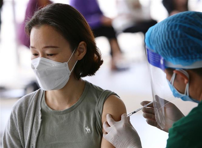 Tiêm vaccine phòng COVID-19 cho người nước ngoài. (Ảnh: Hoàng Hiếu/TTXVN) Số dư của Quỹ vaccine phòng COVID-19 còn hơn 1.150 tỷ đồng ảnh 1