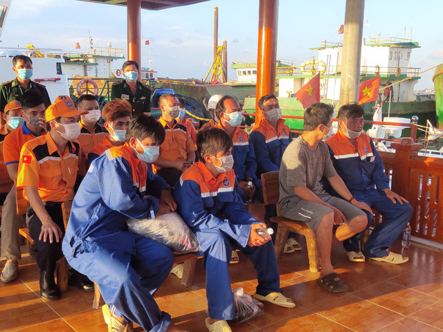 Các ngư dân trên tàu cá BV 94339 TS được bàn giao đưa về địa phương, gia đình. (Nguồn: vtv.vn) Cứu nạn kịp thời sáu ngư dân trên tàu cá bị chìm trên biển ảnh 1