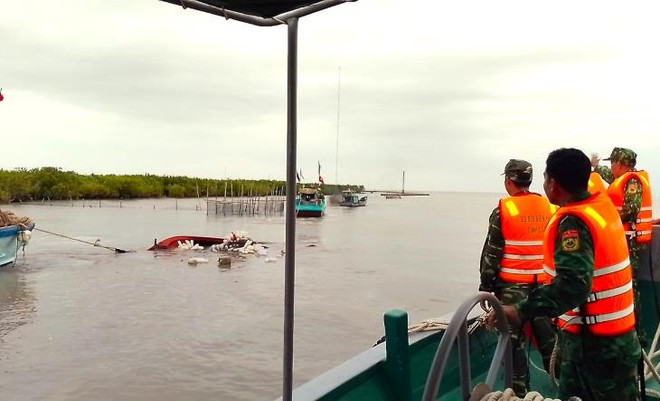 Lực lượng tìm kiếm, cứu hộ kéo tàu gặp nạn vào cửa biển Rạch Gốc để khắc phục hậu quả. (Nguồn: Báo Biên phòng) Bộ đội Biên phòng Cà Mau cứu nạn tàu cá bị chìm trên biển ảnh 1
