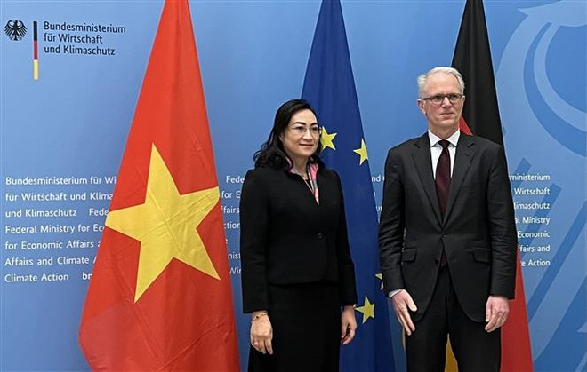 Thứ trưởng Bộ Công Thương Phan Thị Thắng và Quốc vụ khanh Bộ Kinh tế và Bảo vệ khí hậu liên bang Đức Udo Philipp. (Ảnh: Phương Hoa/TTXVN) Việt Nam và Đức họp phiên thứ hai Ủy ban hỗn hợp về Hợp tác kinh tế ảnh 1