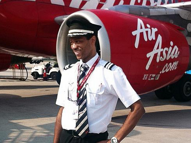 Vụ tai nạn máy bay QZ8501: Cơ phó cầm lái khi máy bay rơi ảnh 1