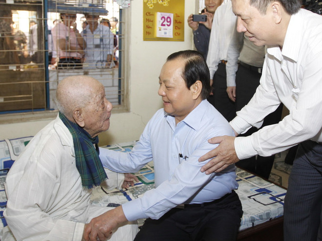 Lãnh đạo TP Hồ Chí Minh thăm các đồng chí lão thành cách mạng ảnh 1