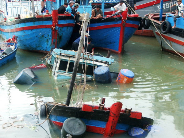 Ảnh chỉ có tính minh họa. (Ảnh: Thế Lập/TTXVN) Tàu cá của ngư dân Việt Nam bị tàu lạ đâm vỡ làm đôi ảnh 1