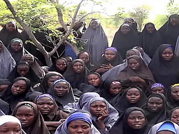 Nhóm Boko Haram công bố đoạn băng video ghi hình ảnh các nữ sinh bị nhóm này bắt cóc. (Nguồn: AFP/TTXVN) Mỹ triển khai máy bay do thám tìm nữ sinh Nigeria bị bắt cóc ảnh 1