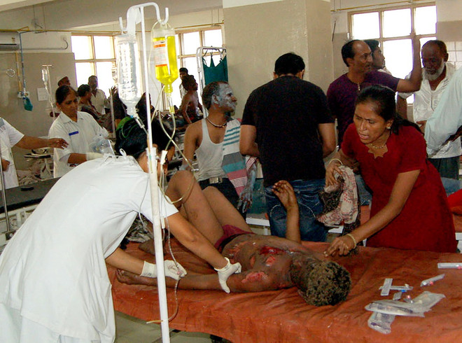 [Photo] Nổ nhà máy dệt Ấn Độ, ít nhất 30 người bị thương ảnh 2