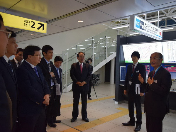 Phó Thủ tướng Trịnh Đình Dũng tham quan trung tâm đào tạo của Công ty Tokyo Metro. (Ảnh: Cẩm Tuyến/Vietnam+) Nhật Bản muốn được tham gia dự án xây dựng sân bay Long Thành ảnh 3