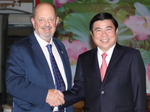 Chủ tịch Ủy ban Nhân dân TP. HCM Nguyễn Thành Phong tiếp ông Denny Doyle, Thị trưởng thành phố Beaverton, bang Oregon. (Ảnh: Thanh Vũ/TTXVN) Bang Oregon của Hoa Kỳ xúc tiến hợp tác đầu tư với TP. HCM ảnh 1