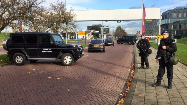 Cảnh sát Hà Lan rà soát an ninh khu vực sân bay Rotterdam. (Nguồn: dutchnews.nl) Xuất hiện tin nhắn nặc danh đe dọa tấn công sân bay Rotterdam ảnh 1