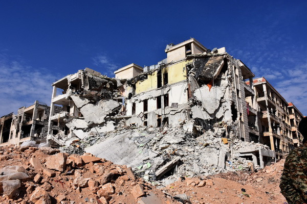 Cảnh đổ nát sau các cuộc tấn công tại quận al-Assad, phía Tây thành phố Aleppo. (Nguồn: EPA/TTXVN) Hơn 100 người thiệt mạng trong các vụ không kích mới tại Aleppo ảnh 1