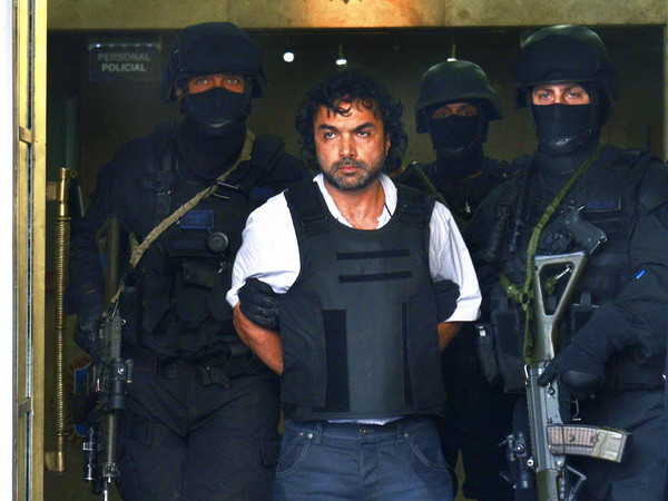 Cảnh sát áp giải Lopez Londono tới tòa án ở Comodoro Py thuộc Buenos Aires. (Nguồn: AFP/TTXVN) Trùm ma túy khét tiếng người Colombia bị dẫn độ sang Mỹ ảnh 1