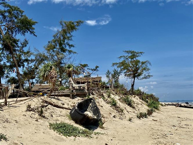 Thừa Thiên-Huế: Bờ biển tiếp tục sạt lở nặng sau bão số 5 ảnh 1