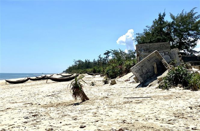 Thừa Thiên-Huế: Bờ biển tiếp tục sạt lở nặng sau bão số 5 ảnh 2