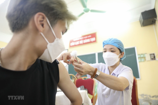Tiêm vaccine phòng COVID-19 cho người dân. (Ảnh: Minh Quyết/TTXVN) Ngày 21/2: Có 9 ca mắc mới COVID-19, 6 bệnh nhân đang thở ôxy ảnh 1