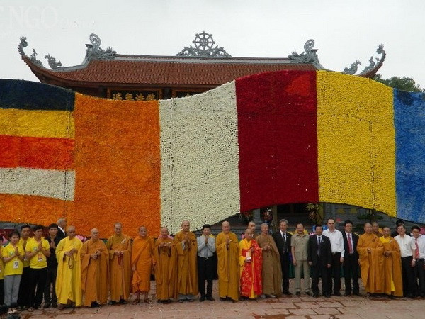 Xác lập kỷ lục thế giới “Lá cờ Phật giáo bằng hoa tươi lớn nhất” ảnh 1