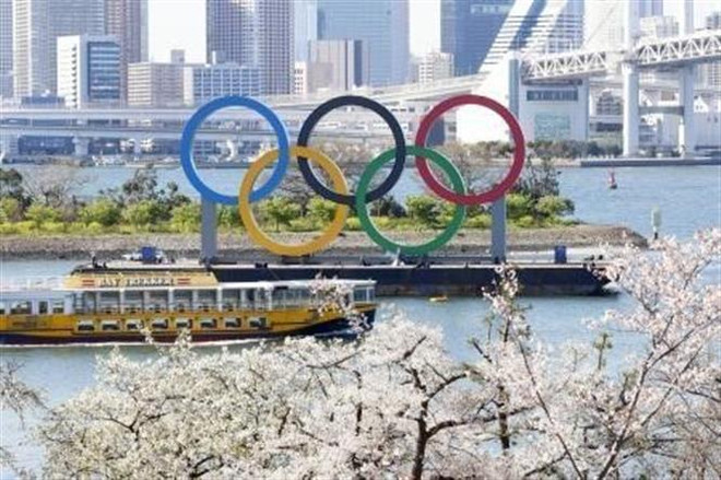 Vòng tròn biểu tượng Olympic tại Tokyo, Nhật Bản. (Ảnh: Kyodo/TTXVN) Thế vận hội Tokyo có thể lại bị trì hoãn thêm lần nữa ảnh 1